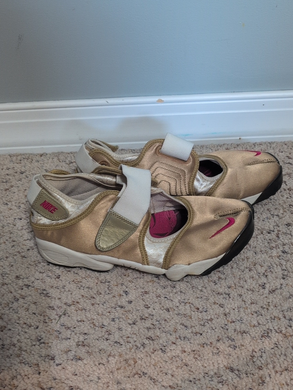 Nike Women's Rift Metallic Gold Athletic Sneakers Size10